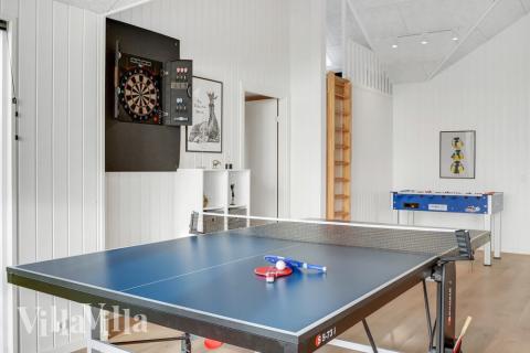 Tävla i sommarhusets aktivitetsrum när ni besöker lyxhus nr 496 i Sydjylland.