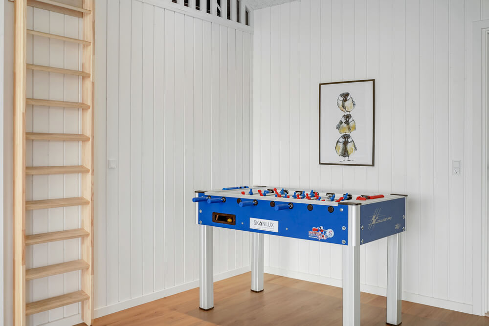 Tävla i sommarhusets aktivitetsrum när ni besöker lyxhus nr 496 i Sydjylland.