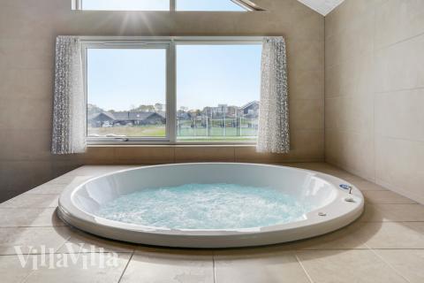 Njut av spabadets värme i lyxstuga nr 496 i Sydjylland