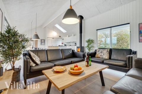 I soffhörnan i lyxstuga 496 i Sydjylland kan ni spela brädspel eller titta på film tillsammans.