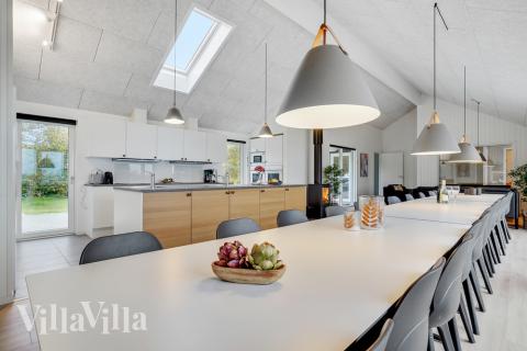 Vardagsrummet i lyxstuga nr. 496 har plats för 26 personer.