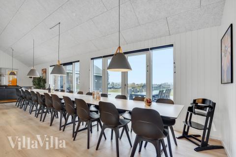 Det stora ljusa vardagsrummet i lyxstuga nr 496 för 26.