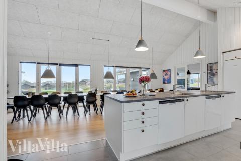 Välinrett kök i lyxstuga nr 496 i Sydjylland.