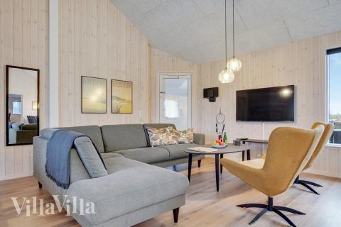 I soffhörnan i lyxstuga 508 i Sydjylland kan ni spela brädspel eller titta på film tillsammans.