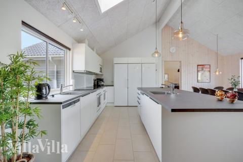 Välinrett kök i lyxstuga nr 499 i Sydjylland.