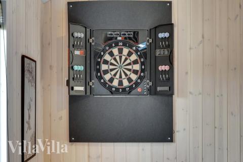 Lyxstuga 499 för 24 personer har ett stort aktivitetsrum med bl.a. biljard och dart