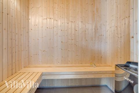 Njut av bastuvärmen i lyxstuga nr 499 för 24 personer