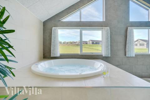 Njut av spabadets värme i lyxstuga nr 499 i Sydjylland