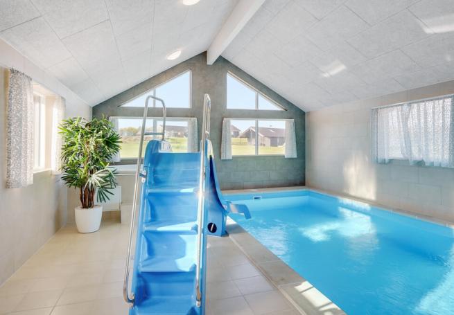 Sommarstuga 499 är inredd med en smakfull poolavdelning som har vattenrutschbana, ett stort inbyggt spapad och bastu