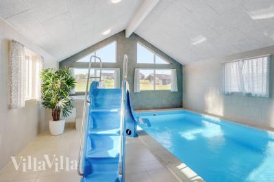 Sommarstuga 499 är inredd med en smakfull poolavdelning som har vattenrutschbana, ett stort inbyggt spapad och bastu
