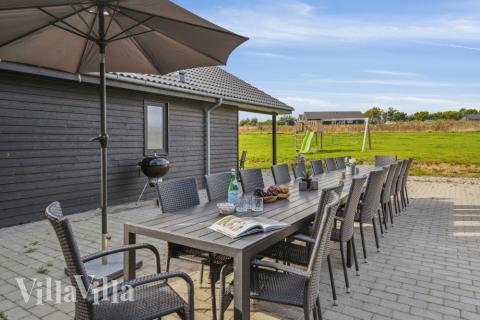 Njut av en grillkväll på terrassen i lyxstuga nr 499 i Sydjylland
