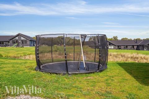 Till den trevliga sommarstugan nr 499 i Sydjylland erbjuds en mängd utomhusaktiviteter, t.ex. lektorn och gungor