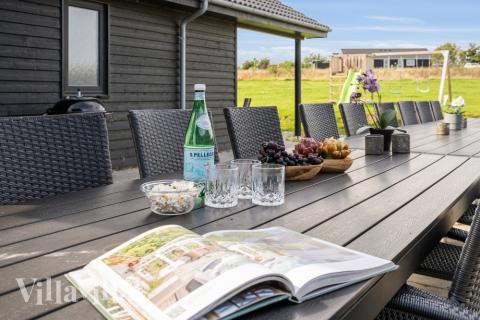 På terrassen i sommarhus nr 499 finns det plats för upp till 24 gäster.