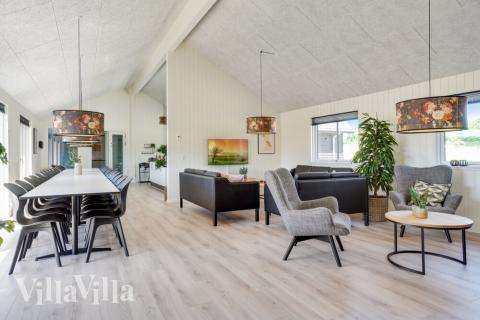 Det stora ljusa vardagsrummet i lyxstuga nr 531 för 30.