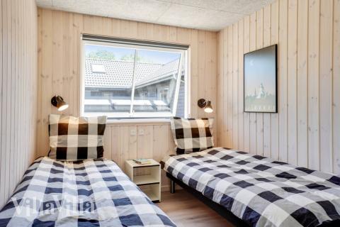 Ett av de 12 utmärkta sovrummen i lyxstuga nr 531 i Sydjylland.