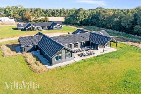 I Sydjylland ligger detta vackra poolhus nr 531 med plats för 30 personer.