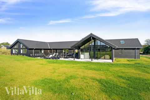 Den praktfulla poolstugan nr 531 med plats för 30 personer ligger i Sydjylland