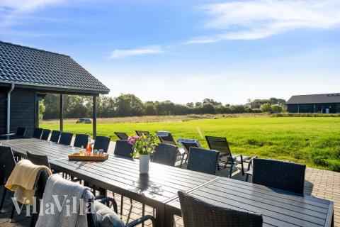 Lyxstuga nr 531 har en härlig terrass med sköna trädgårdsmöbler för 30 personer.