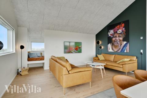 I soffhörnan i lyxstuga 514 i Nordjylland kan ni spela brädspel eller titta på film tillsammans.