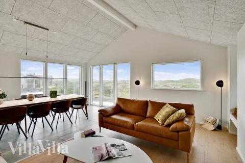 Det stora ljusa vardagsrummet i lyxstuga nr 514 för 10.