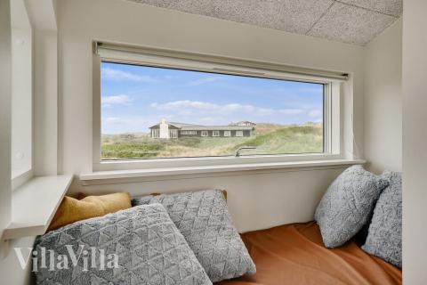 Vardagsrummet i lyxstuga nr. 514 har plats för 10 personer.