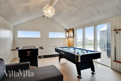 Lyxstuga 514 för 10 personer har ett stort aktivitetsrum med bl.a. biljard och dart