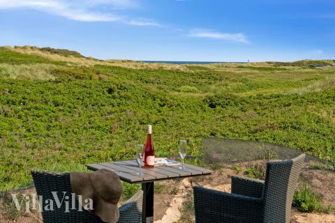 Njut av en grillkväll på terrassen i lyxstuga nr 514 i Nordjylland