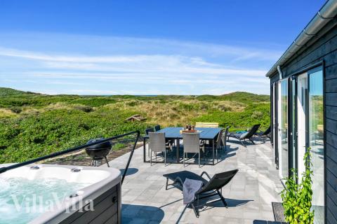 Lyxstuga nr 514 har en härlig terrass med sköna trädgårdsmöbler för 10 personer.