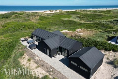 Den praktfulla poolstugan nr 514 med plats för 10 personer ligger i Nordjylland