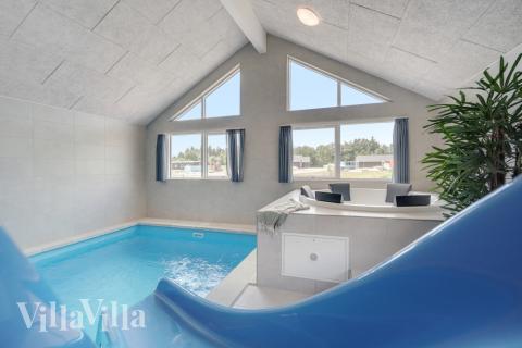 Den härliga poolen i lyxstuga nr 516 för 24 personer