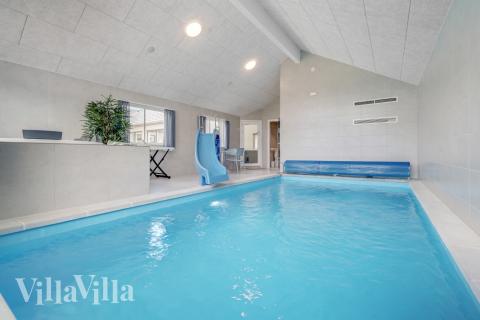 Sommarstuga 516 är inredd med en smakfull poolavdelning som har vattenrutschbana, ett stort inbyggt spapad och bastu