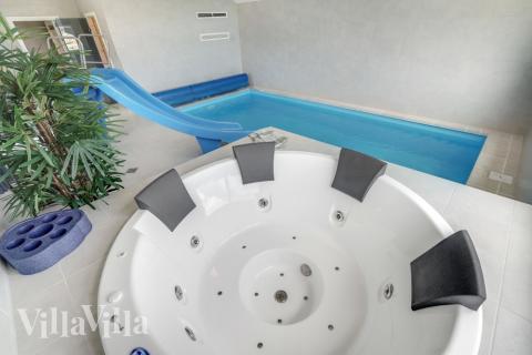 Njut av spabadets värme i lyxstuga nr 516 i Vestjylland