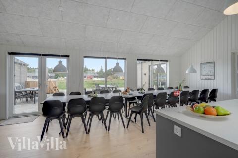 Det stora ljusa vardagsrummet i lyxstuga nr 516 för 24.