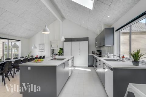 Köket i lyxstuga nr 516 är utrustat så att ni kan laga mat till 24 personer.