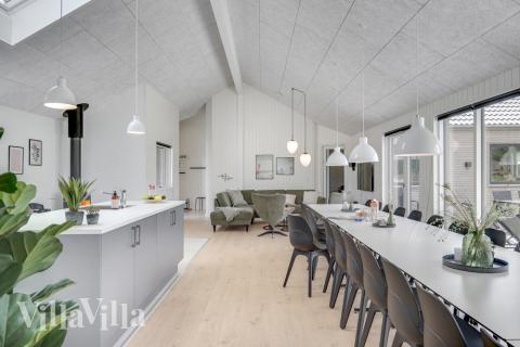 Vardagsrummet i lyxstuga nr. 516 har plats för 24 personer.