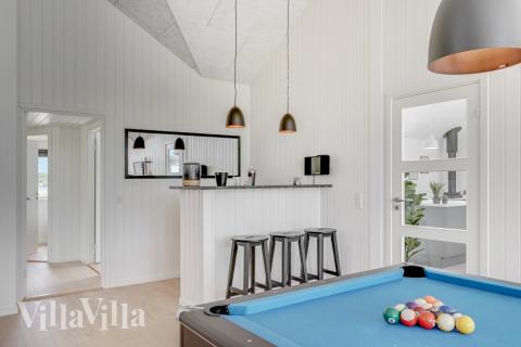 Lyxstuga 516 för 24 personer har ett stort aktivitetsrum med bl.a. biljard och dart