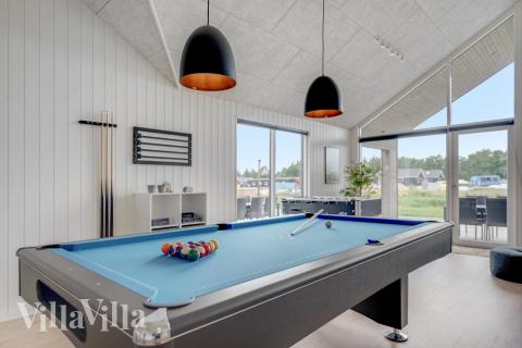 Förutom de många timmar som du kan tillbringa i stugans poolavdelning erbjuder lyxstuga 516 även biljard, bordtennis och dart