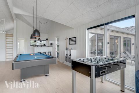 Aktivitetsrum i lyxstuga nr 516 med 9 sovrum och plats för 24 personer.