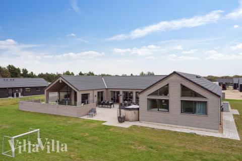 Den praktfulla poolstugan nr 516 med plats för 24 personer ligger i Vestjylland