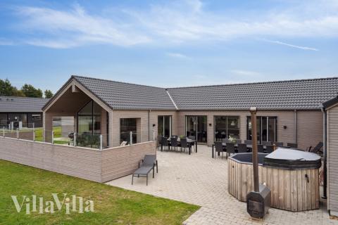 Lyxstuga nr 516 har en härlig terrass med sköna trädgårdsmöbler för 24 personer.