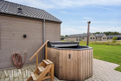 Till den trevliga sommarstugan nr 516 i Vestjylland erbjuds en mängd utomhusaktiviteter, t.ex. lektorn och gungor