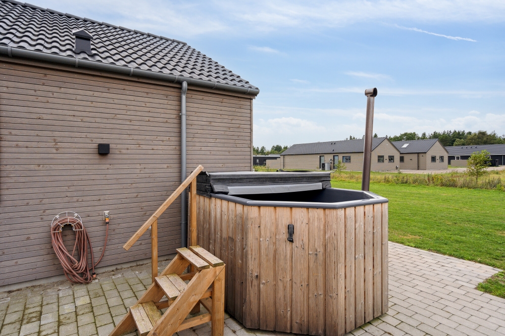 Till den trevliga sommarstugan nr 516 i Vestjylland erbjuds en mängd utomhusaktiviteter, t.ex. lektorn och gungor