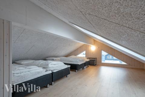 Några av de 20 sovplatserna finns på loftet i lyxstuga nr 526
