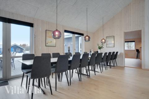 Vardagsrummet i lyxstuga nr. 526 har plats för 20 personer.