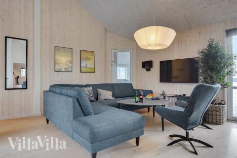 I soffhörnan i lyxstuga 526 i Sydjylland kan ni spela brädspel eller titta på film tillsammans.