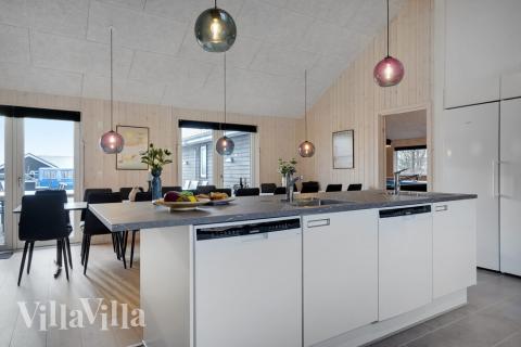 Välinrett kök i lyxstuga nr 526 i Sydjylland.