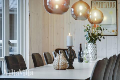 Det stora ljusa vardagsrummet i lyxstuga nr 526 för 20.