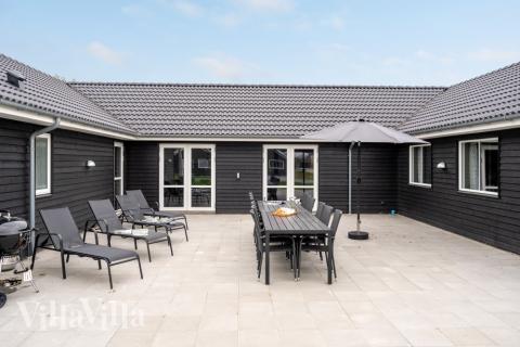 Stor terrass i lyxstuga nr 526 i Sydjylland.