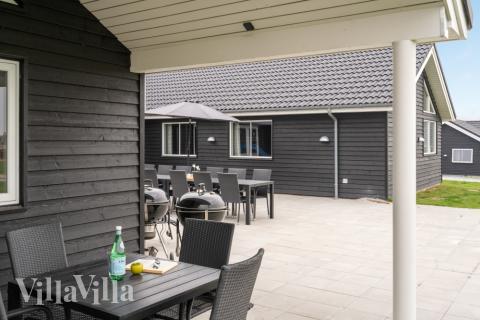 På terrassen i sommarhus nr 526 finns det plats för upp till 20 gäster.