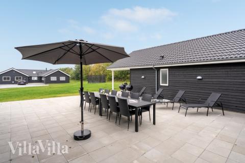 Njut av en grillkväll på terrassen i lyxstuga nr 526 i Sydjylland